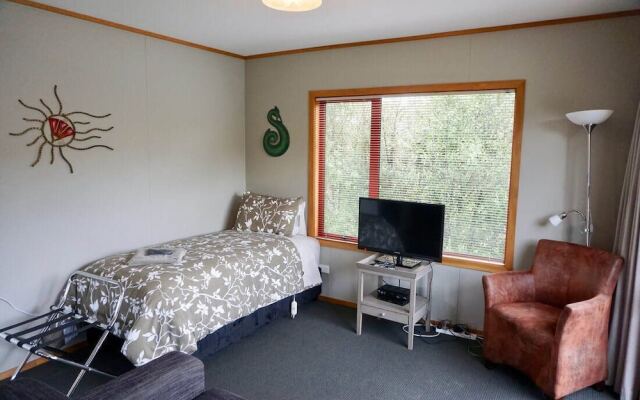 Whistling Frog Cafe & Accommodation
