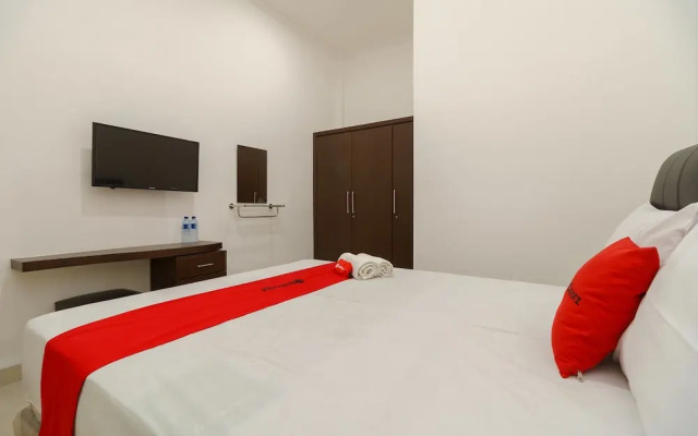 RedDoorz near Kejaksan Station Cirebon 2