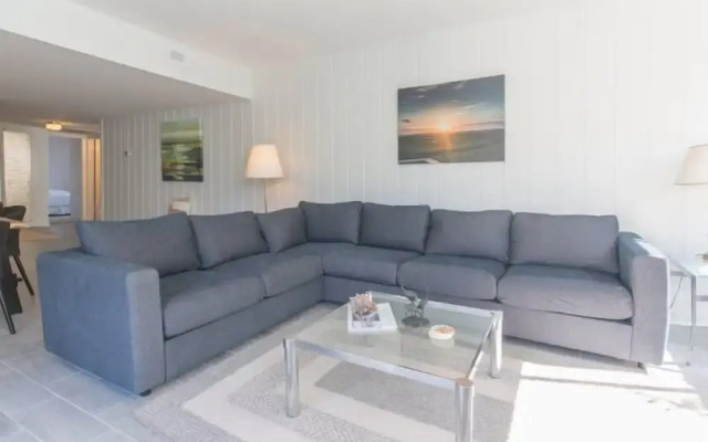 2077 Beachwood