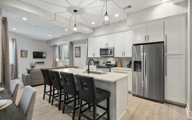 Bright 3 Bedroom + Rooftop Views