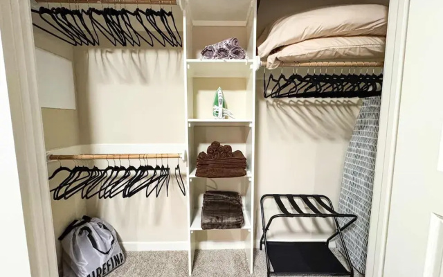 Stylish Getaway W Pool GYM Parking 10 Min to Cedar