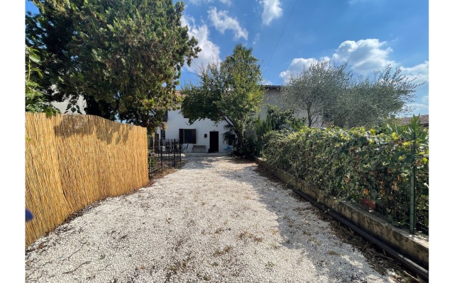 Cascina Liebe with sauna among vineyards