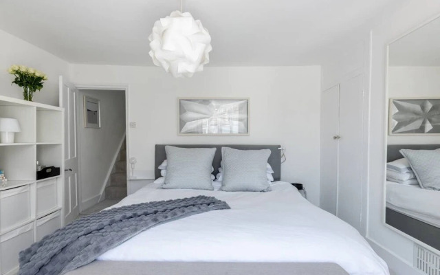 Central Town House With Garden 2 Mins From Beach!