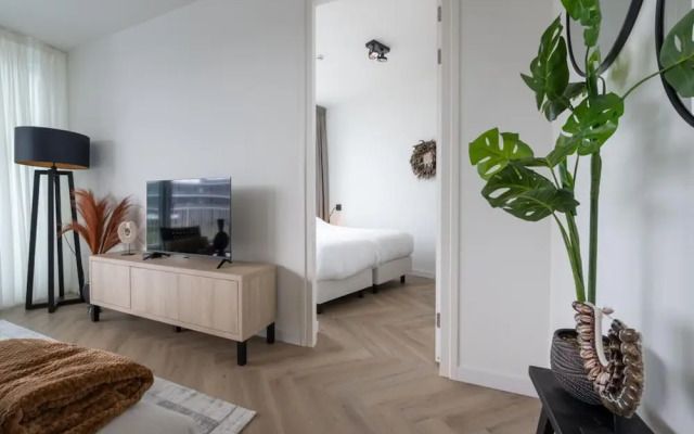 Spacious Waterfront Apartment
