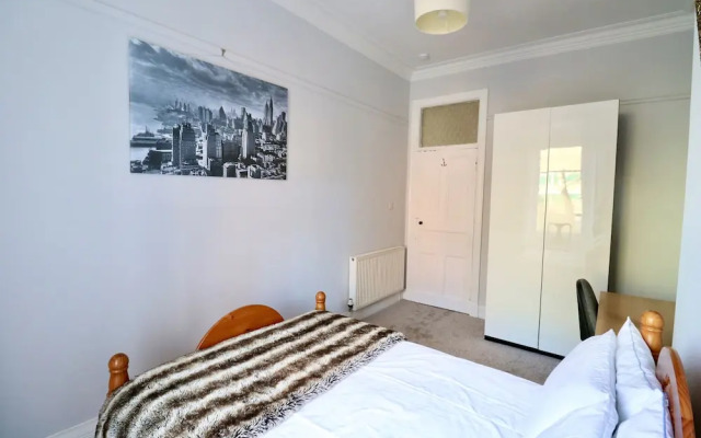 Period Deco flat in west end