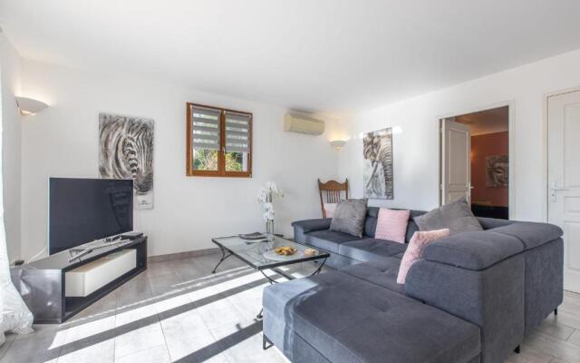 Quiet large 3-bedroom apartment with terrace, garden & incredible Mountain view