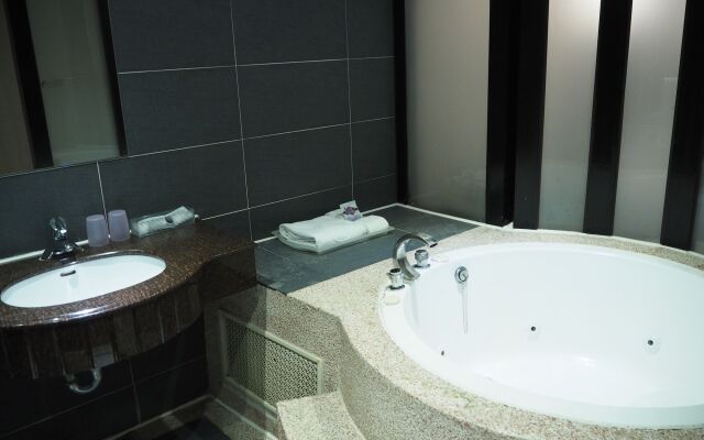 The Riverside Hotel & Motel