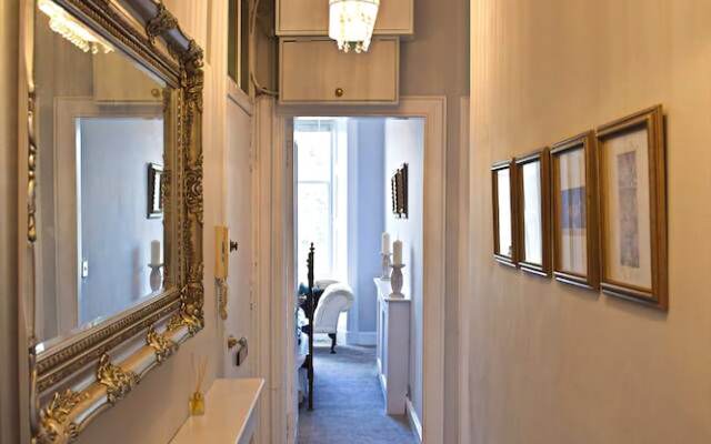 Jeffrey Street Apartment: Heart of the Old Town
