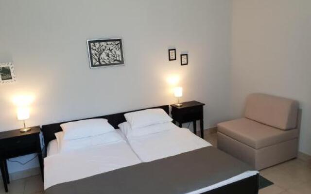 Apartment and B&B Mikleus