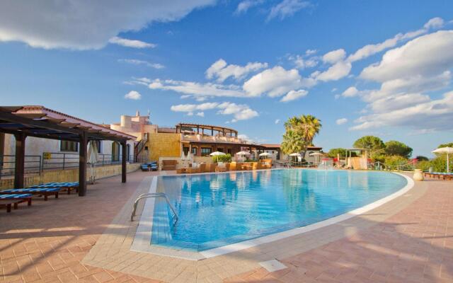 Apartment in Cannegione with communal terrace