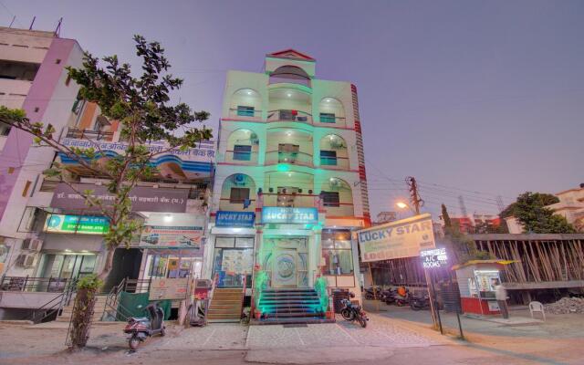 OYO 19830 Hotel Lucky Star