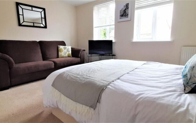 Modern 4 Bed House Sleeps 8 - Free Parking