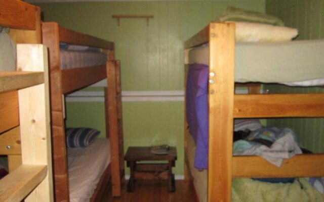 Beez Kneez Bakpakers