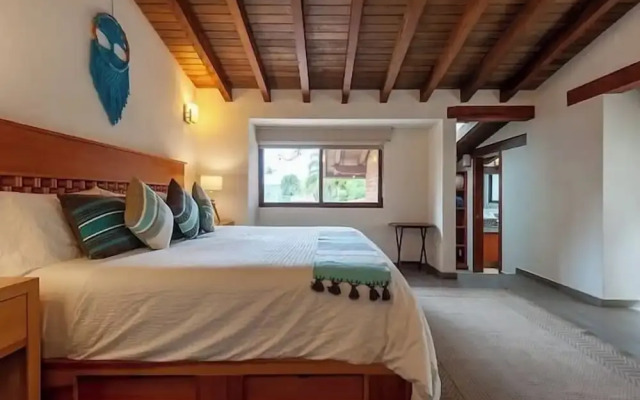 Incredible Property with Huge Garden and Pool!