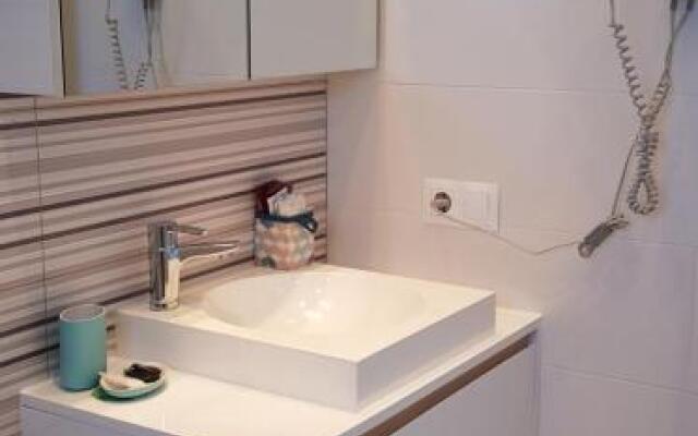 Los Gracioseros Apt 207