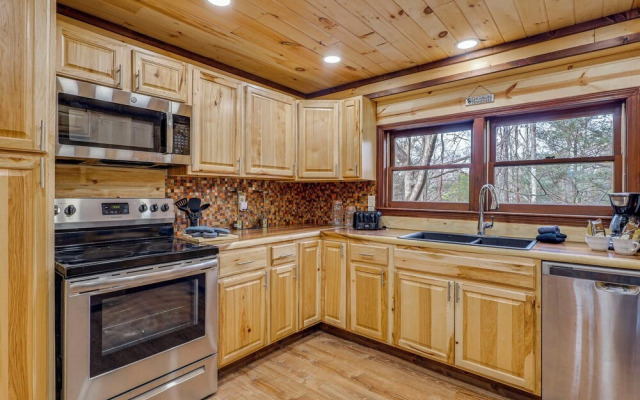 Family-friendly Cabin w/ Hot Tub in Gatlinburg!