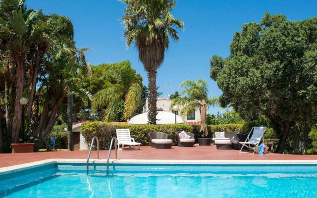 Una Scogliera sul Mare con Piscina by Wonderful Italy