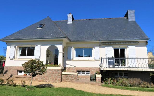 Maison avec WIFI, jardin, à 900m de la plage de Trestraou à PERROS-GUIREC Ref 849