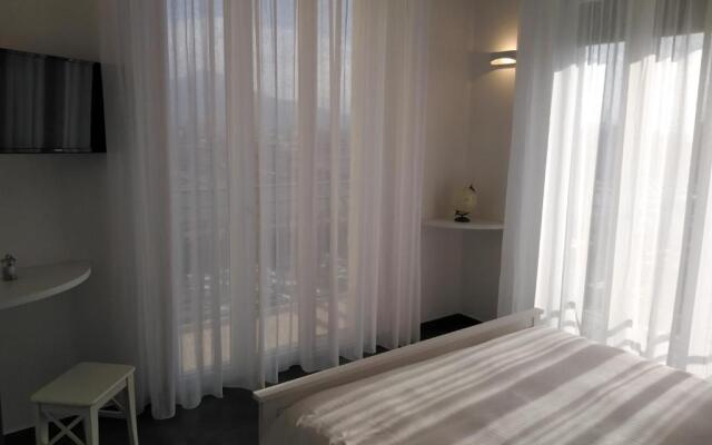 Delia Rooms & Gallery