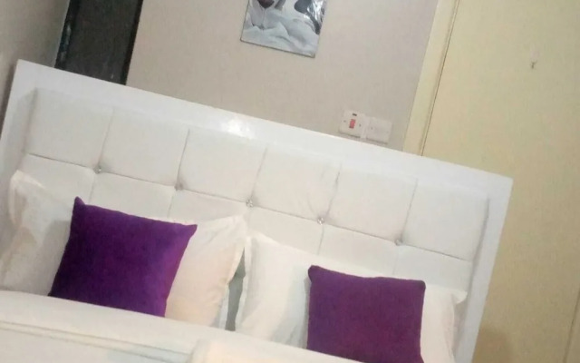 Lux Suites Royal Suburbs Apartments