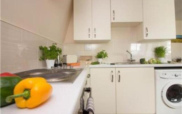 Stayzo Castle Penthouse 16- A Clean Fresh Modern Apartment With Free Wi-fi