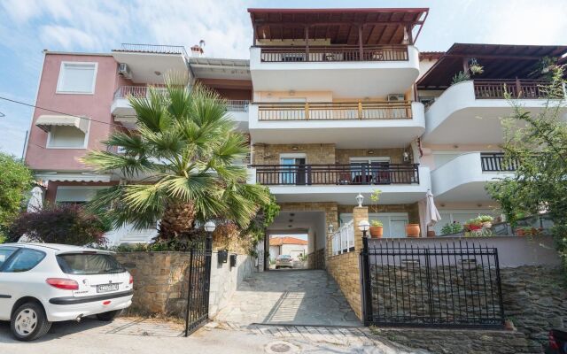 Family Friendly, 2 Bedroom Apartment In Neos Marmaras With Balcony And