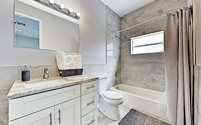New Listing! Sumptuous Near Beach W/ Pool 3 Bedroom Home