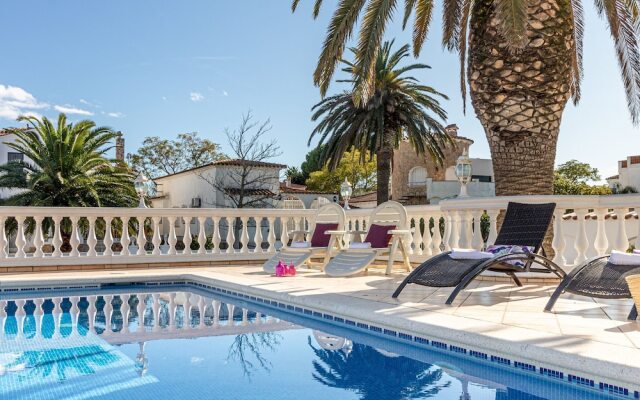 Holiday Home on a Canal With Private Swimming Pool and Mooring