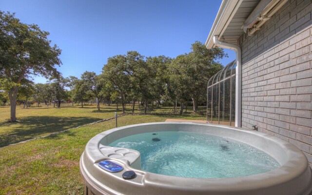 Stunning Home With Hot Tub Sauna and Grill!