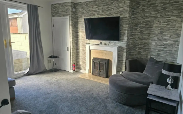 Apartment - Sleeps 4 - Hot Tub, Pet-friendly