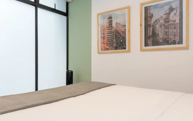 Lovely 3 BR w Balcony in Laureles Medellin