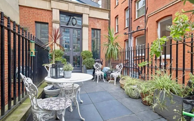Beautiful Kensington 2 Bedroom Luxury Apartment