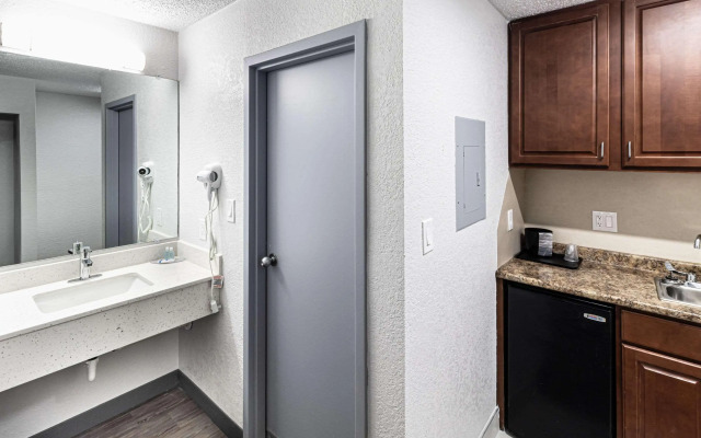 Rodeway Inn At Fort Lee