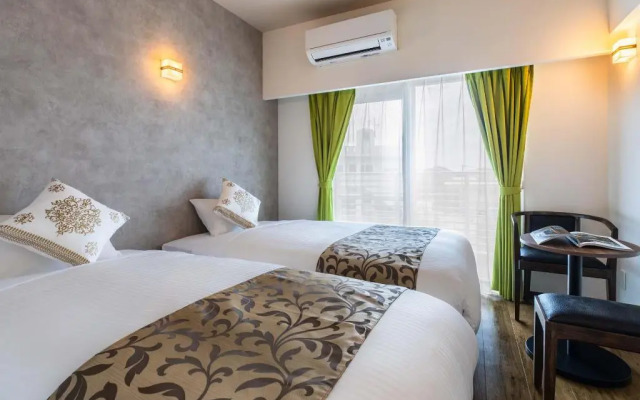 Mr.KINJO in front of Manza Beach