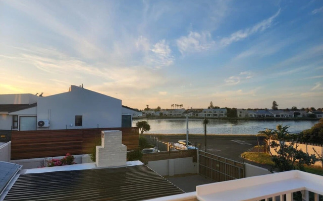 Flamingo Villa Beach Pool Luxury Solar Back Up