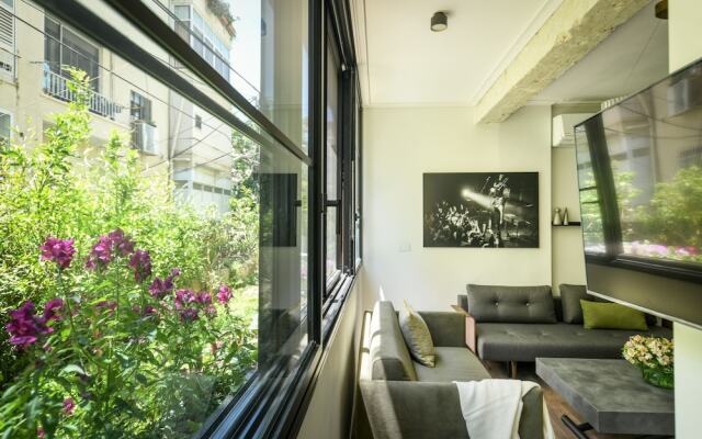 Sophisticated Tel Aviv Retreat 1BR Apt