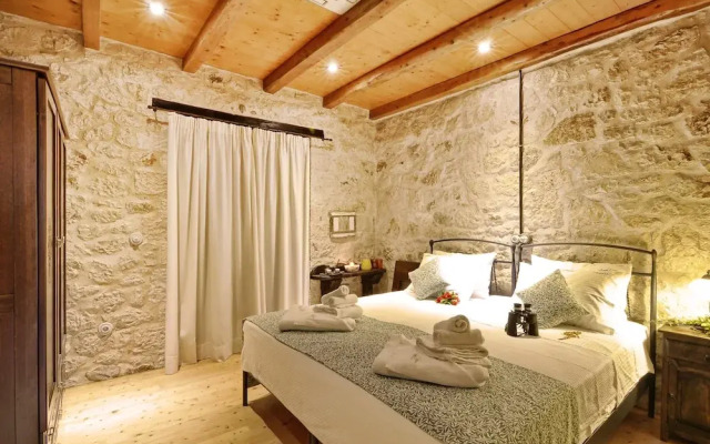 Stunning 8-bed Villa in Marmaro With Amazing View