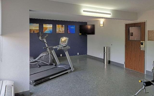 Econo Lodge Inn & Suites Outlet Village