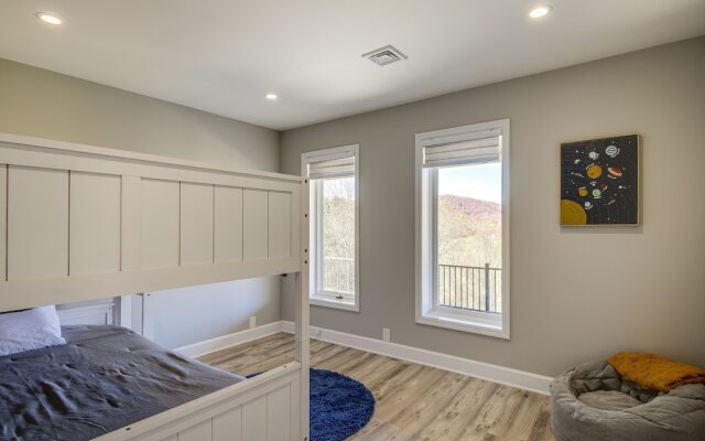 Lafollette Home: Community Pool & Mountain Views!