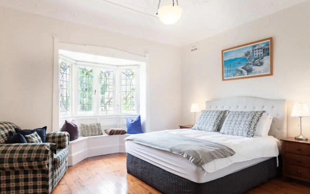 Elegant 4 Bedroom Home By Balmoral Beach