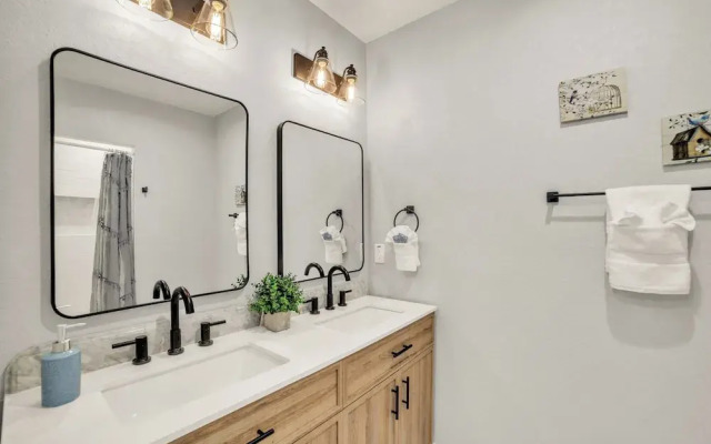Spacious & Homey 4br/3ba W/amenities Near Downtown