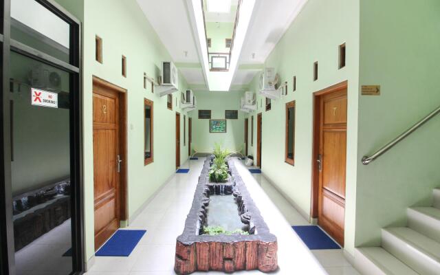 RedDoorz Plus near Taman Sari