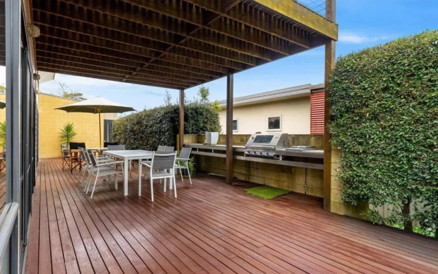 Sea Haven: coastal views, family retreat