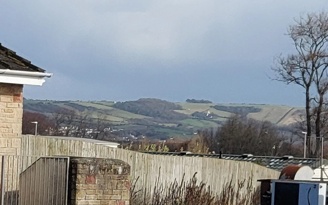 1st Floor Hillview 2 Bedroomed Central Location
