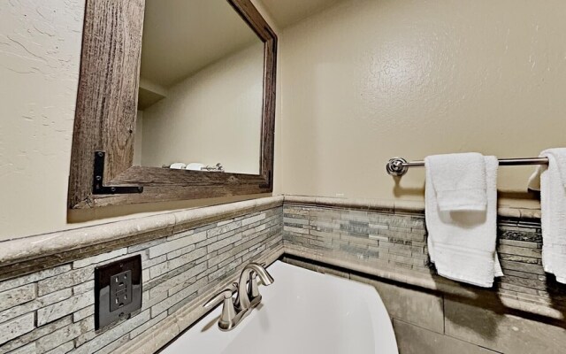 Two Bedroom Units at 1849 Condos with 3 Hot Tubs & Slopeside