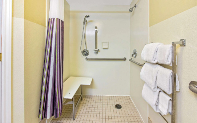 La Quinta Inn & Suites by Wyndham USF (Near Busch Gardens)