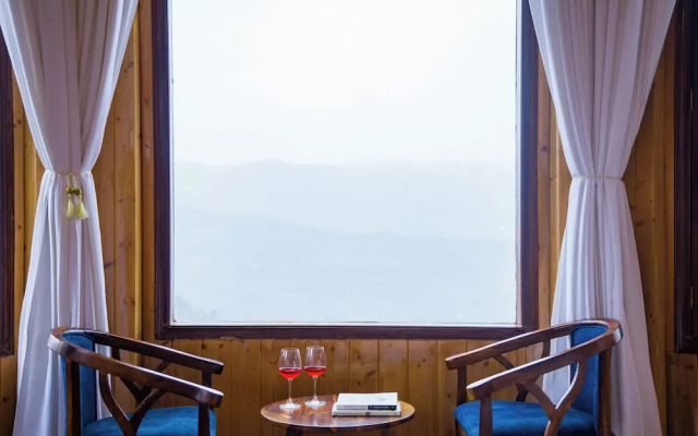 Alaya Stays Pine Shadow Flamingo