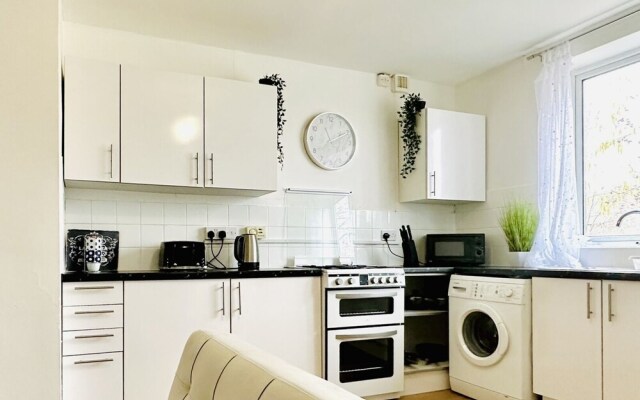 Beautiful 3-bed Apartment With Driveway Parking