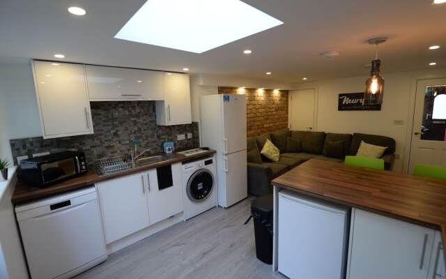 Elegant Holiday Home in Coventry near Lake View Park