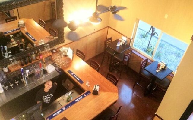 Golden Manor Inn & Suites